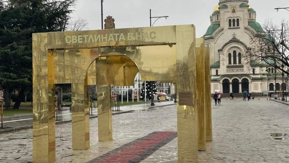 Кметът Терзиев втрещи софиянци със "златна" арка за 30 000 лв. и червено килимче пред "Св. Ал. Невски"