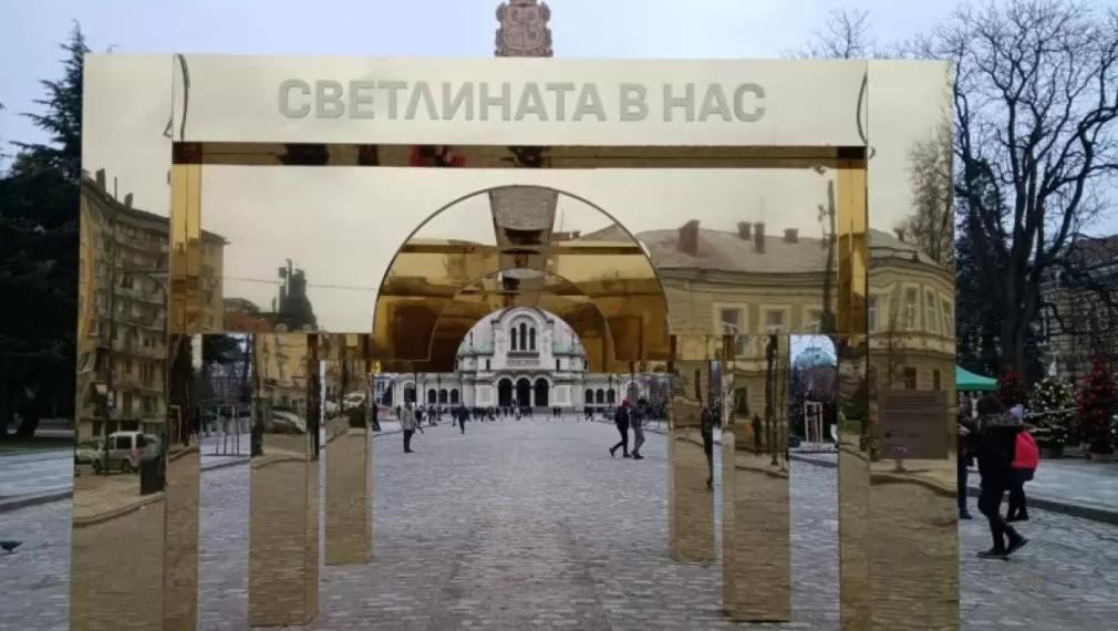 Столична община премахва златните арки пред "Св. Александър Невски"