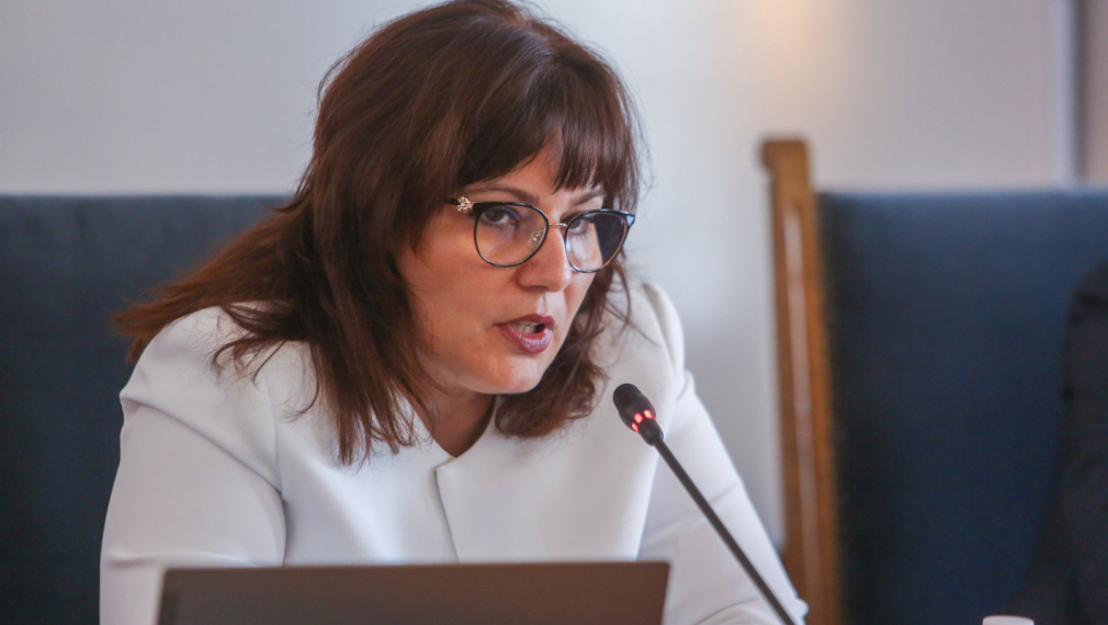 Асена Сербезова: Министър Хинков не разбира какво е свръхзадлъжнялост и платежоспособност