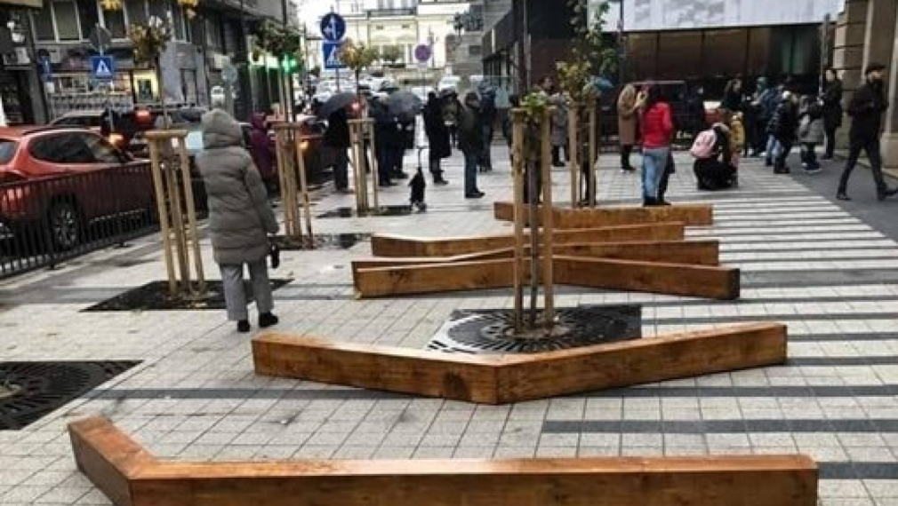 Зрее нов скандал в София - странни талпи препречват тротоар. Нова арт инсталация?
