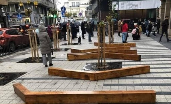 Зрее нов скандал в София - странни талпи препречват тротоар. Нова арт инсталация?
