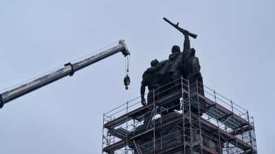 Започна демонтажът на Паметника на Съветската армия в София Това
