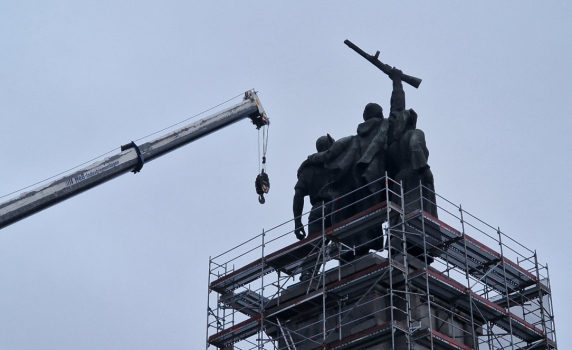 С полиция и жандармерия демонтират фигурите от Паметника на съветската армия