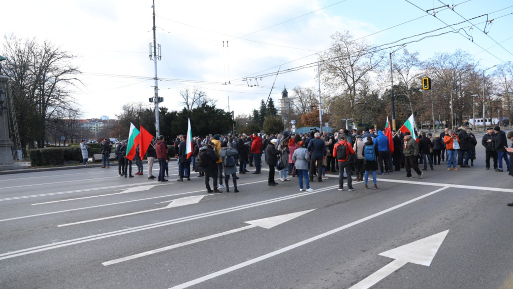 Протест срещу премахването на Паметника на Съветската армия блокира "Орлов мост"