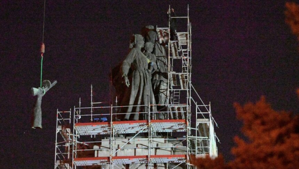 Отрязаха с флекс най-високата фигура на Паметника на Съветската армия