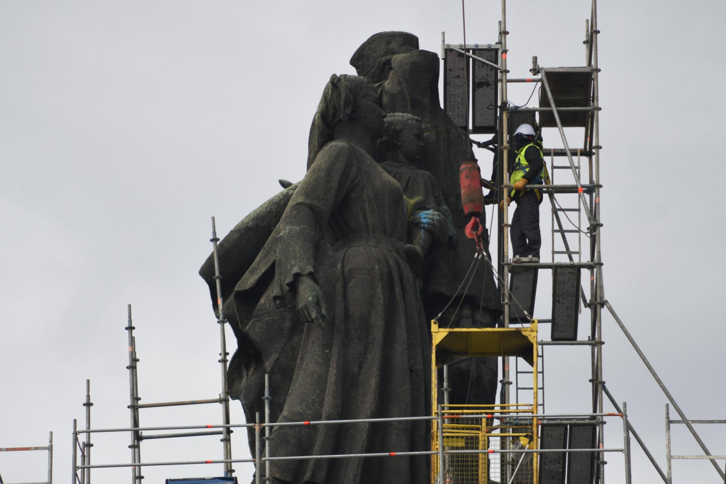 Режат големите фигури на Паметника на Съветската армия