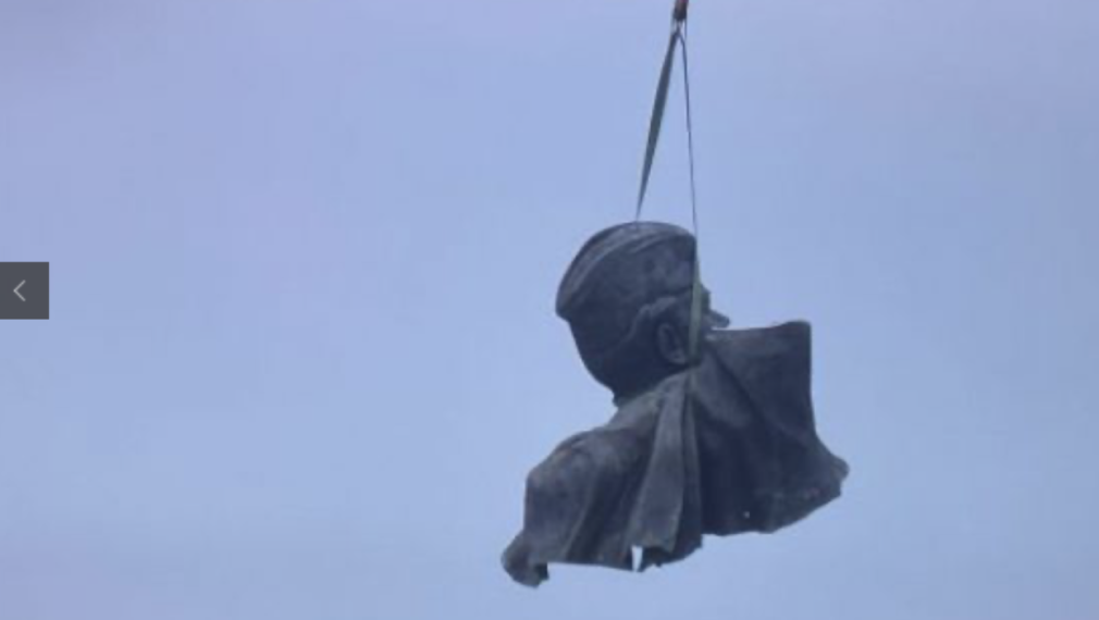 Отрязаха и главата от Паметника на Съветската армия, демонтажът продължава (видeо)