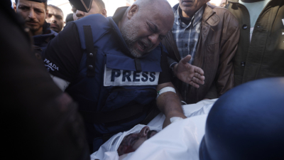 Кореспондент на Ал Джазира плаче над тялото на убития оператор