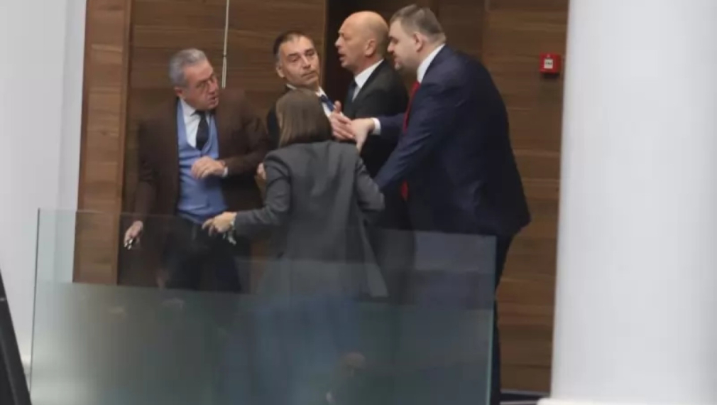 Сблъсък в парламента: Пеевски и Йордан Цонев срещу "Възраждане" (видео)