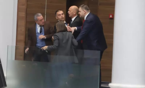 Сблъсък в парламента: Пеевски и Йордан Цонев срещу "Възраждане" (видео)