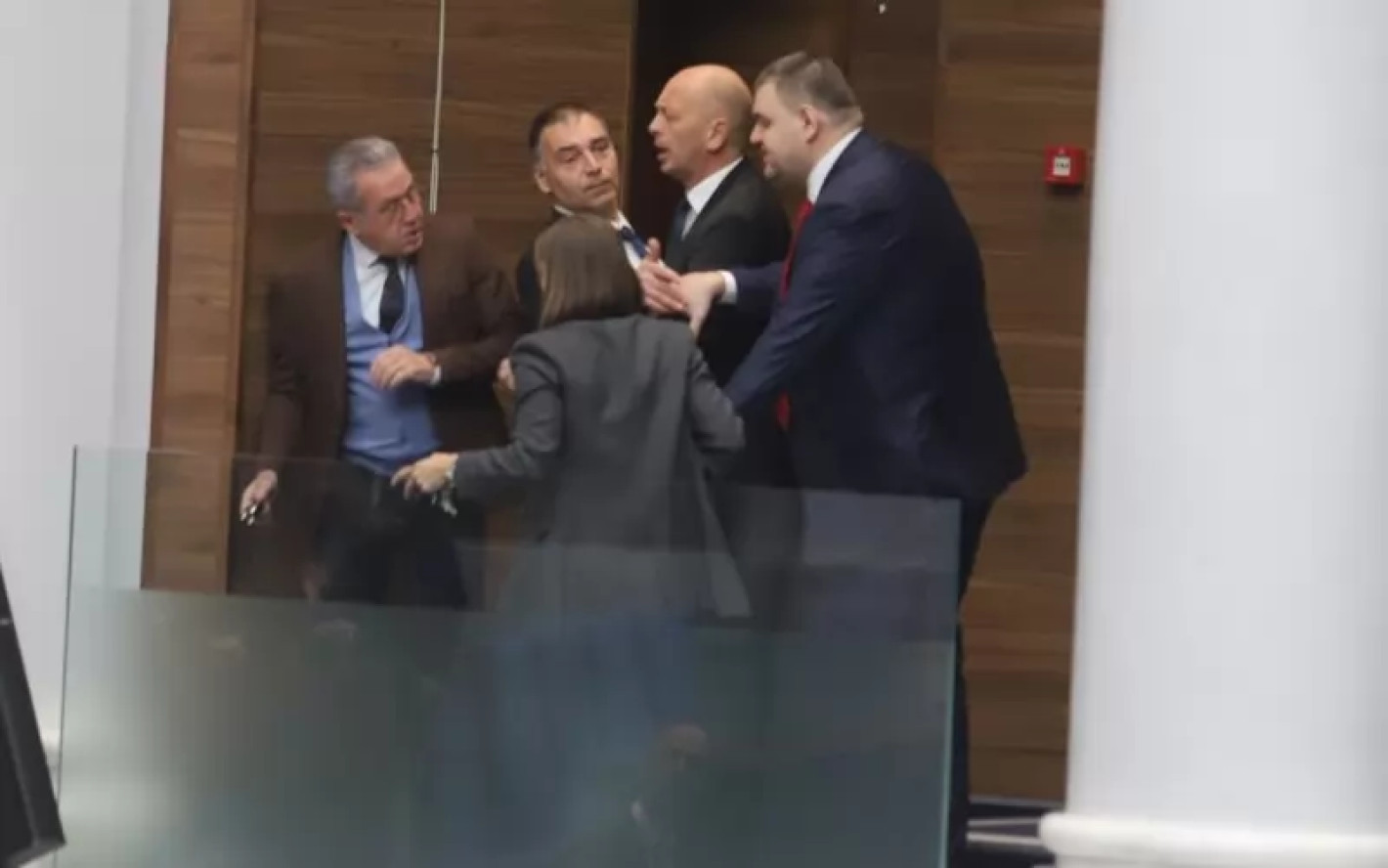 Бой в парламента: Пеевски и Йордан Цонев срещу "Възраждане"