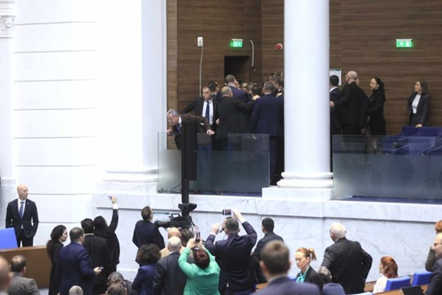 Бой в парламента: Пеевски и Йордан Цонев срещу "Възраждане"