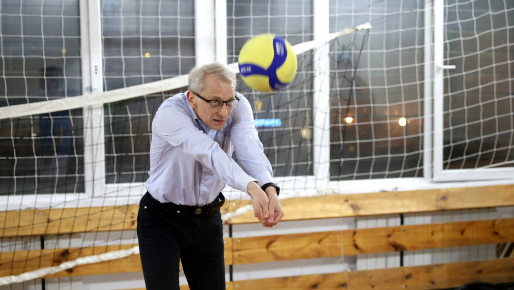 Премиерът игра волейбол с ученици и призова депутатите да мислят за личния пример