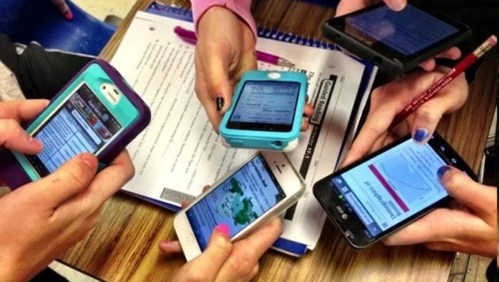 Путин забрани използването на смартфони от учениците в часовете