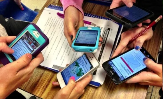Путин забрани използването на смартфони от учениците в часовете