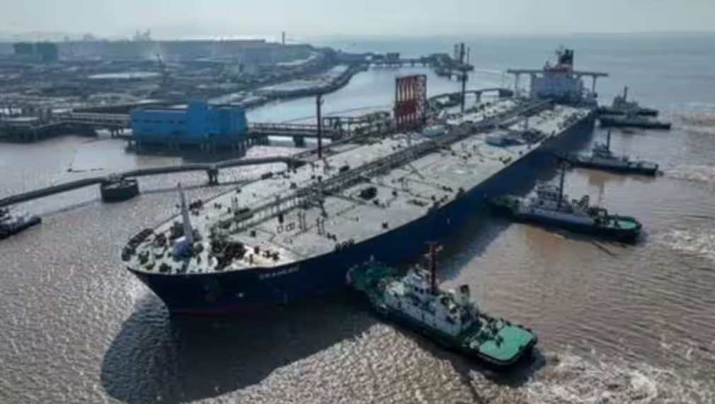 Петролът поскъпва. Атаките на хутите в Червено море причиниха паника сред корабните превозвачи