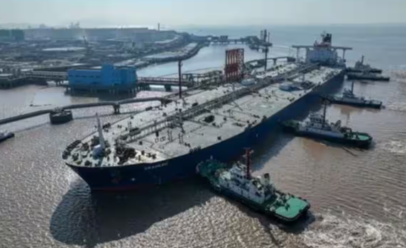 Петролът поскъпва. Атаките на хутите в Червено море причиниха паника сред корабните превозвачи