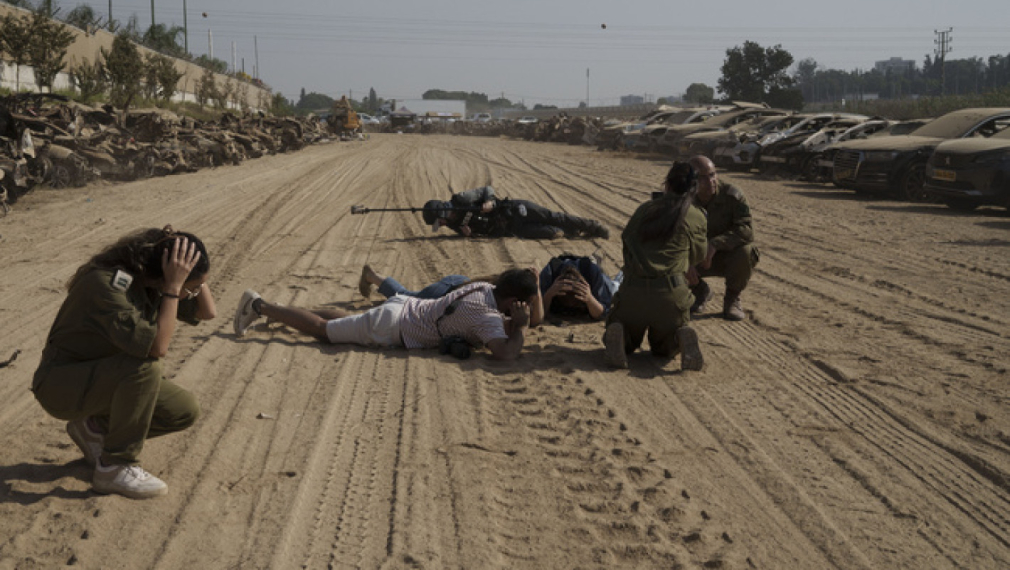 Журналисти и израелски военослужещи се прикриват при сирена за тревога
