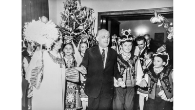 През 1960 г. Тодор Живков пита да се празнува ли Коледа, БАН - не бива, има религиозен характер