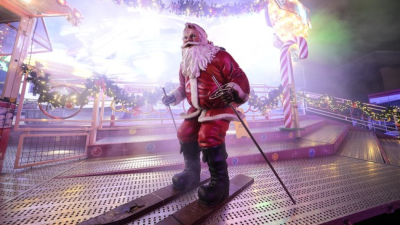 Фигура на Дядо Коледа на ски на коледен базар в