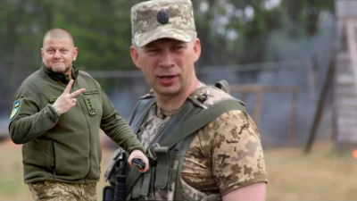 Командващият Сухопътните войски на Украйна Александър Сирски вдясно и  главнокомандващият на