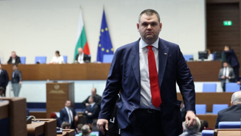 Председателят на парламентарната група на ДПС Делян Пеевски подава сигнал