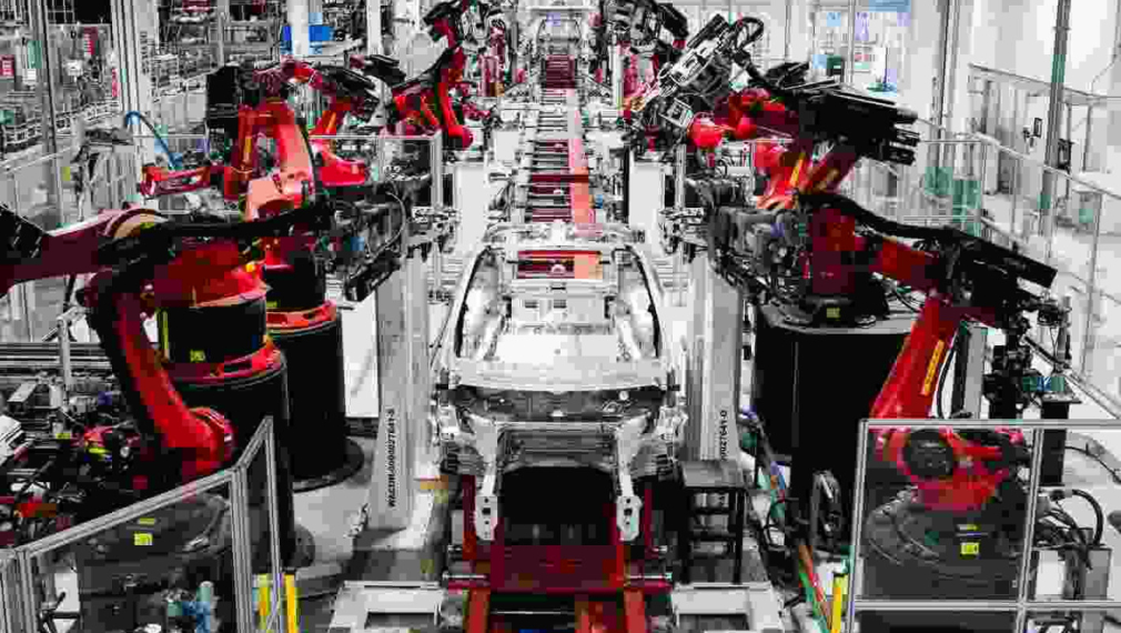 Робот нападнал инженер във фабрика на Тесла