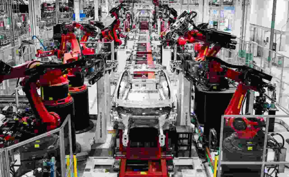 Робот нападнал инженер във фабрика на Тесла