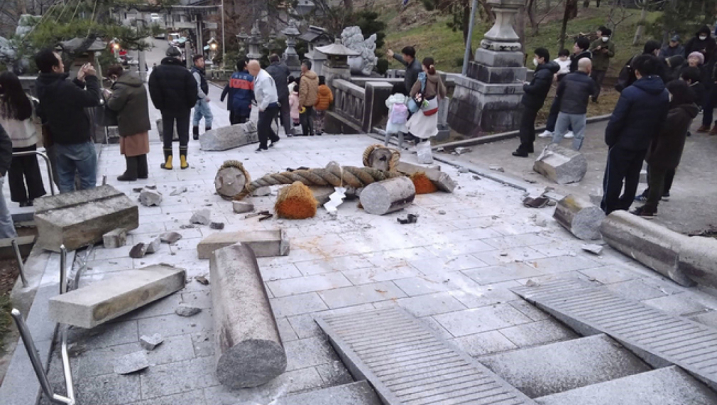 Вълни цунами, причинени от мощните трусове в Централна Япония, започнаха да