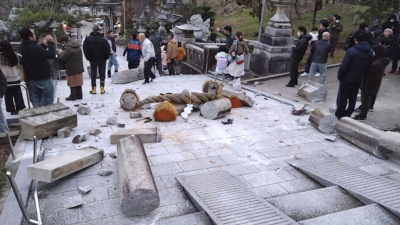 Вълни цунами причинени от мощните трусове в Централна Япония започнаха да