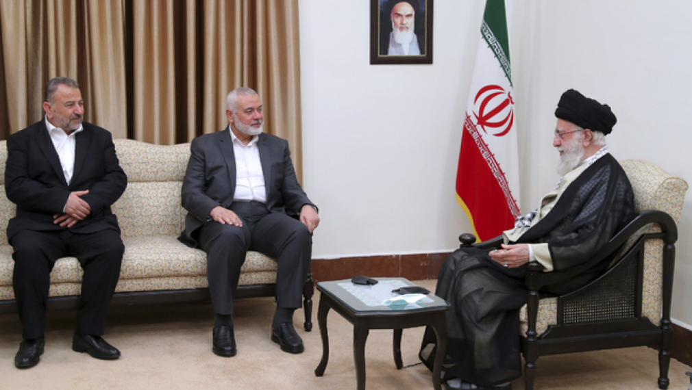 Лидерът на Хамас Исмаил Хания (в центъра) и неговият заместник