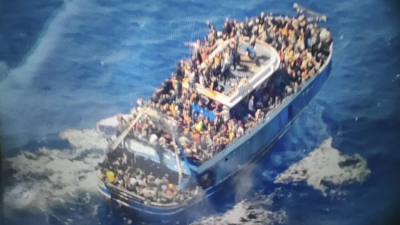 Лодка с мигранти край бреговете на Гърция Снимка Гръцка брегова
