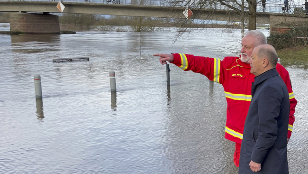 Шолц бе посрещнат с освирквания в район на наводненията в Германия