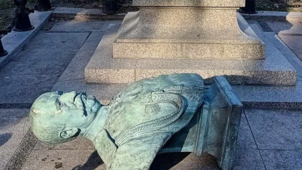 Вандали свалиха скулптурата на граф Игнатиев от бюст-паметника му във Варна