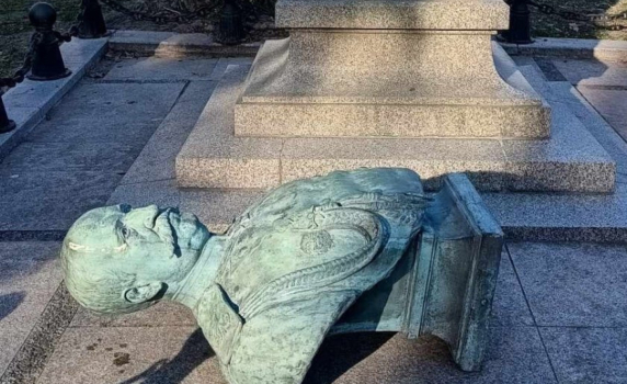 Вандали свалиха скулптурата на граф Игнатиев от бюст-паметника му във Варна