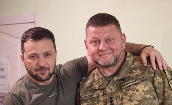 "Блумбърг": Напрежението между Зеленски и Залужни бави работата по военната стратегия