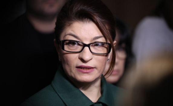 Десислава Атанасова: Правото е първата ми голяма мечта. Липсва ми магистратски опит, но имам парламентарен