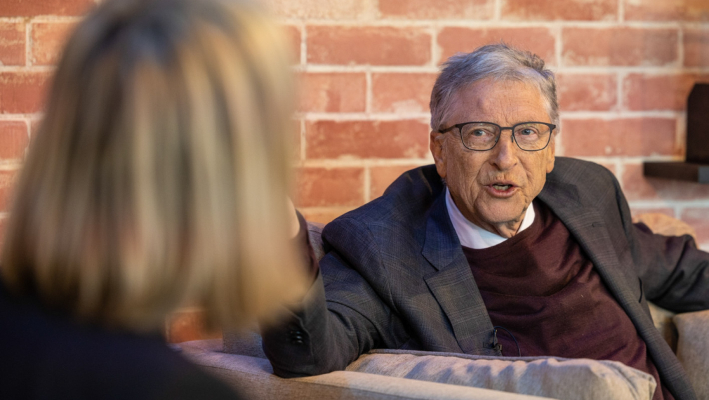 Бил Гейтс в Давос: Изкуственият интелект допринася за най-големия производствен напредък в нашия живот