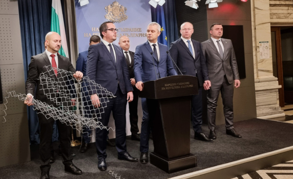 "Възраждане": Оградата на границата прилича на швейцарско сирене – дупка до дупка