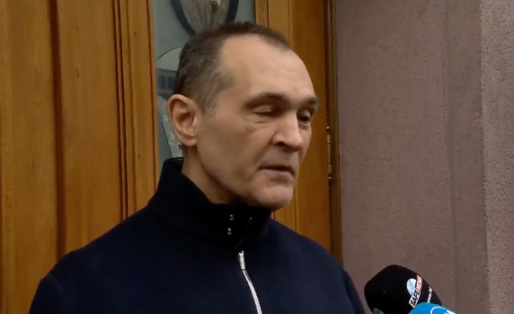 Полиция влезе в имоти на Васил Божков, търси доказателства, свързани с убийството на Алексей Петров. Според Божков това е политическа репресия