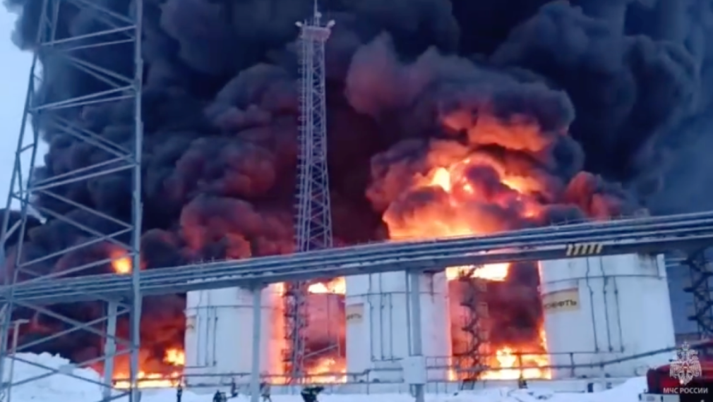 Украинска атака с дрон срещу петролно депо в Русия предизвика огромен пожар