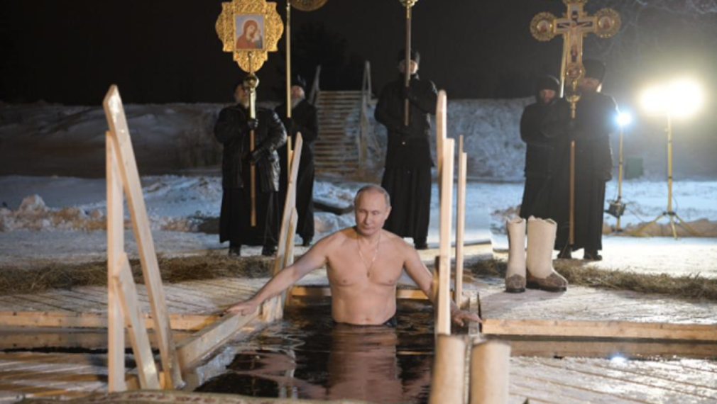 Путин се потопи в ледена дупка за Богоявление