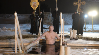 Руският президент Владимир Путин участва в богоявленските къпания в нощта