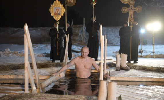 Путин се потопи в ледена дупка за Богоявление