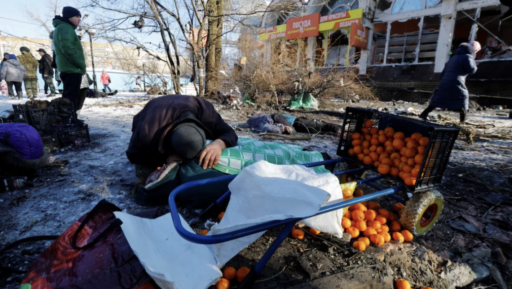 Мъж е прегърнал тялото на жена си, убита при украинските удари на пазара