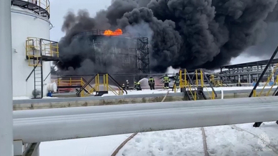 Руски пожарникари гасят горящ петролен резервоар в Клинци Брянска област