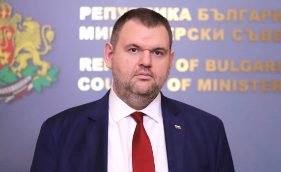 Пеевски за отсъствието на президента на клетвата в КС: Без значение. Той е просто един гост. Олигарси нападат Асен Василев
