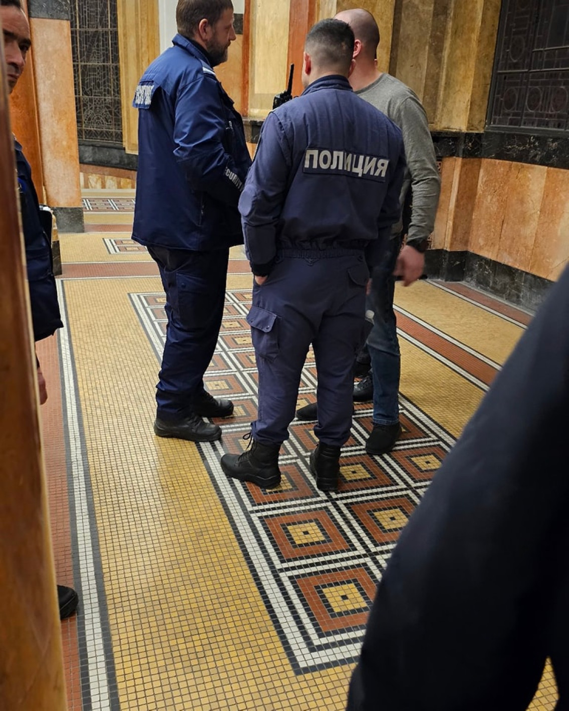 Васил Терзиев влезе с въоръжена охрана в Софийския университет, полицията изгони гардовете му