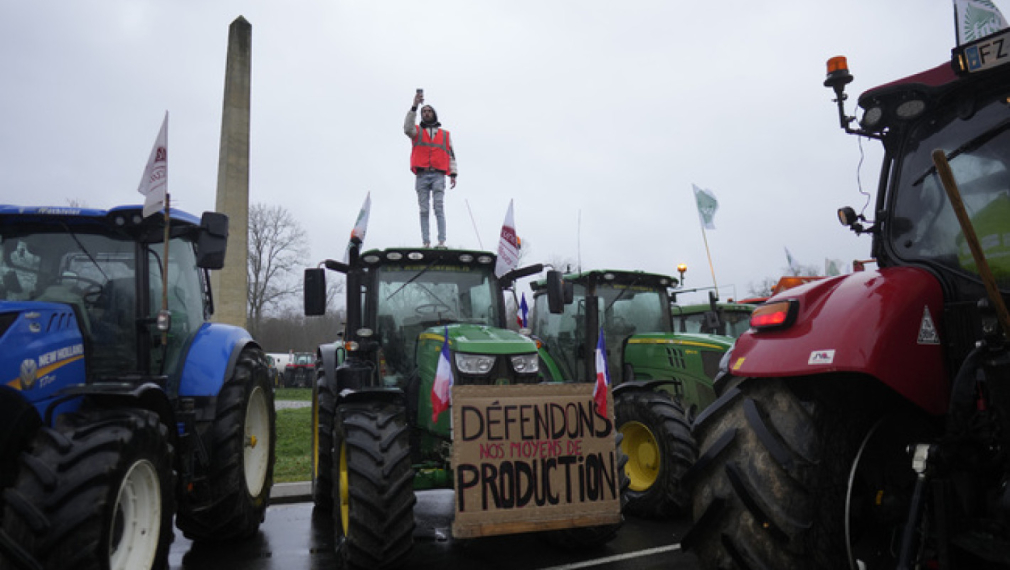 Френски фермери блокираха магистрали около Париж