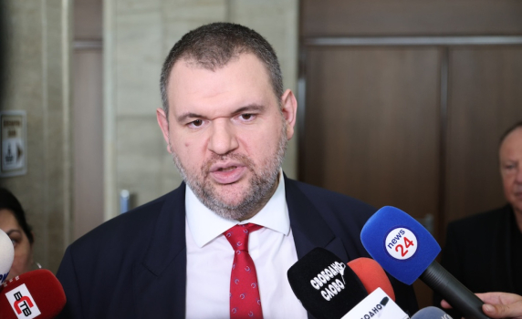 Пеевски нарече президента "мистър кеш" и поиска оставката му, но отклони въпрос за импийчмънт